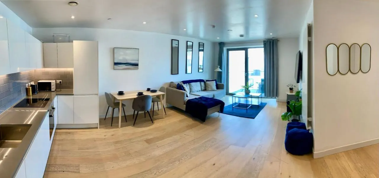 Md Apartments : Stunning 2 Bedroom 2 Bath Apartment - Royal Docks London