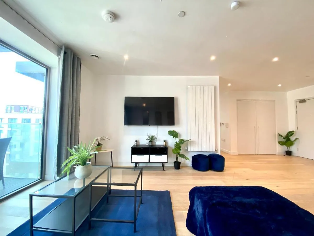 Md Apartments : Stunning 2 Bedroom 2 Bath Apartment - Royal Docks London United Kingdom