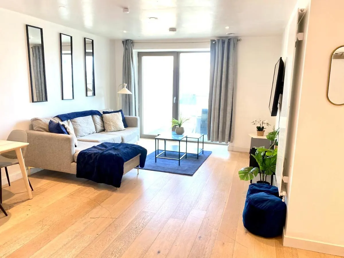 Md Apartments : Stunning 2 Bedroom 2 Bath Apartment - Royal Docks London