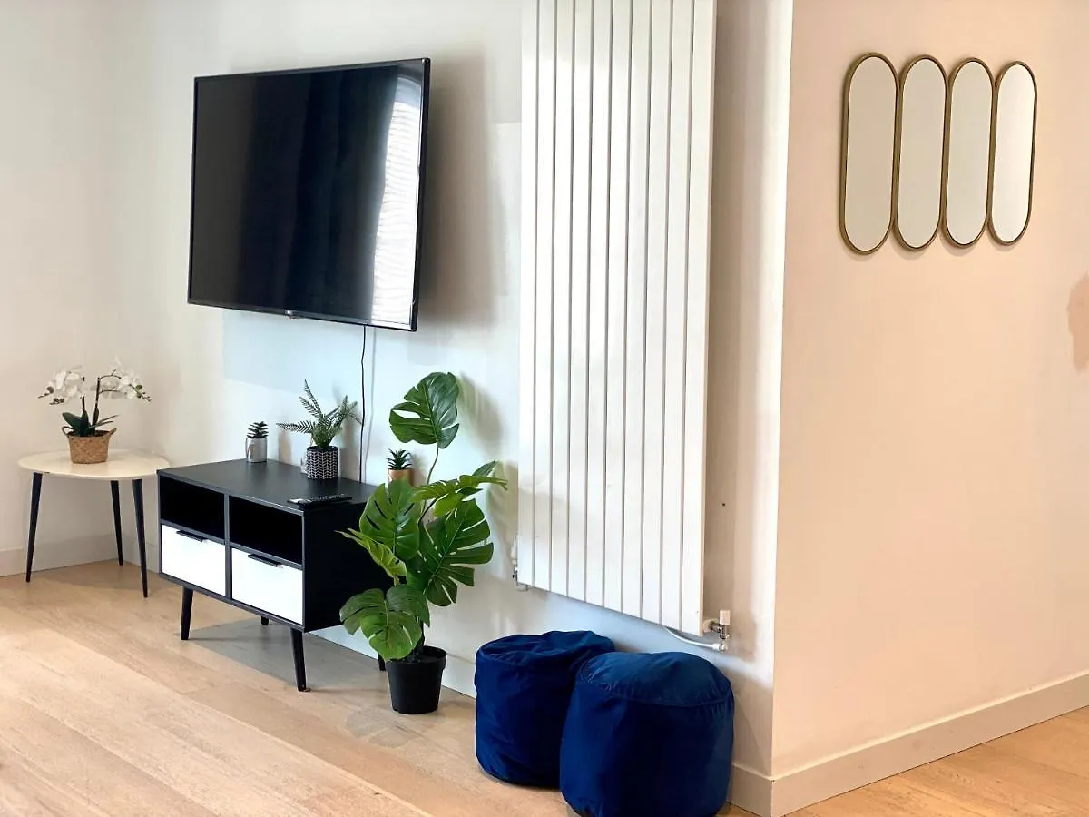 Md Apartments : Stunning 2 Bedroom 2 Bath Apartment - Royal Docks London