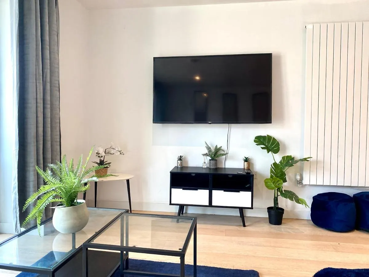 Md Apartments : Stunning 2 Bedroom 2 Bath Apartment - Royal Docks London