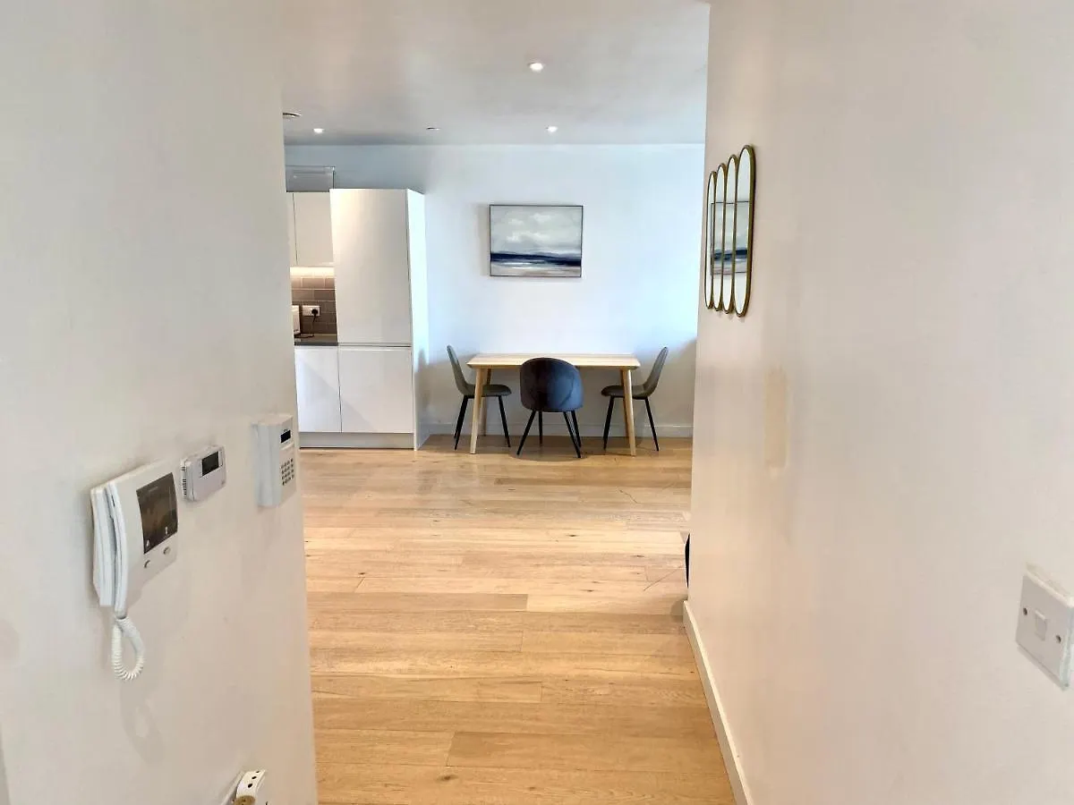 Md Apartments : Stunning 2 Bedroom 2 Bath Apartment - Royal Docks London