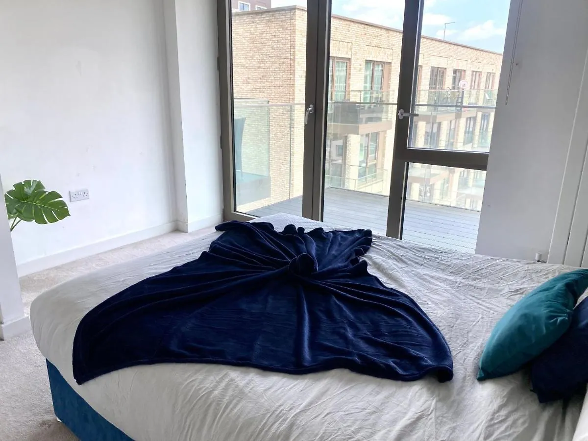 Md Apartments : Stunning 2 Bedroom 2 Bath Apartment - Royal Docks London United Kingdom