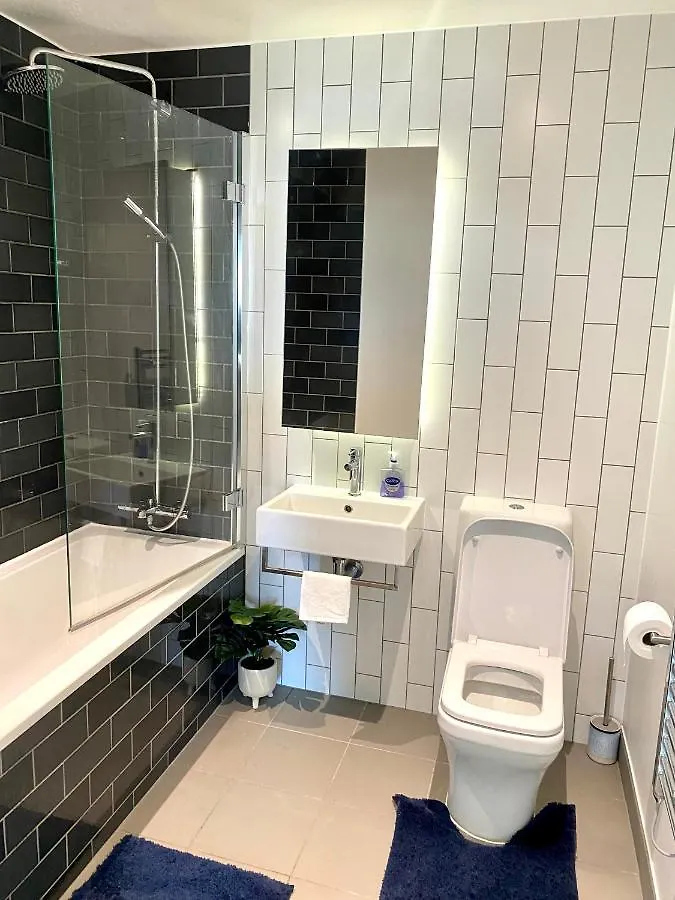 Md Apartments : Stunning 2 Bedroom 2 Bath Apartment - Royal Docks London 0*,