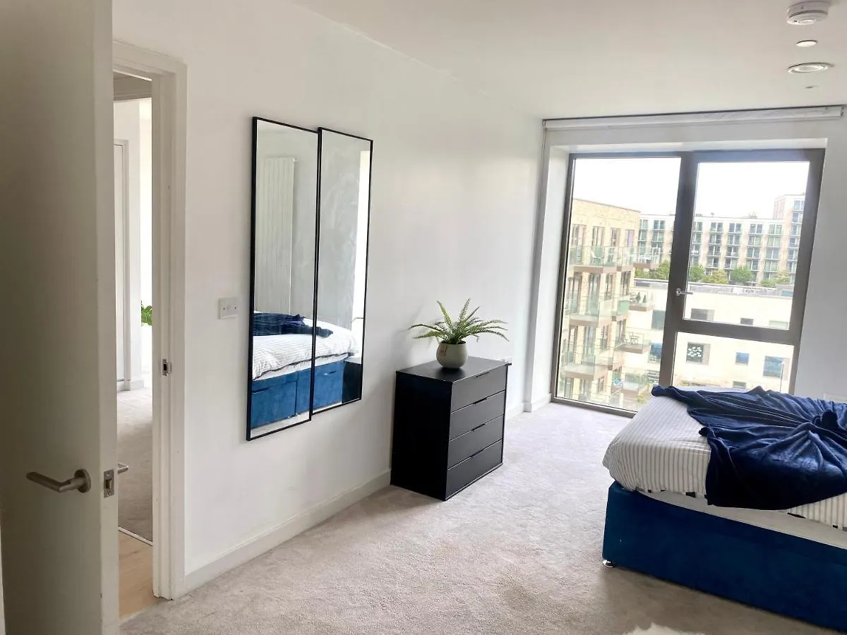 Md Apartments : Stunning 2 Bedroom 2 Bath Apartment - Royal Docks London United Kingdom
