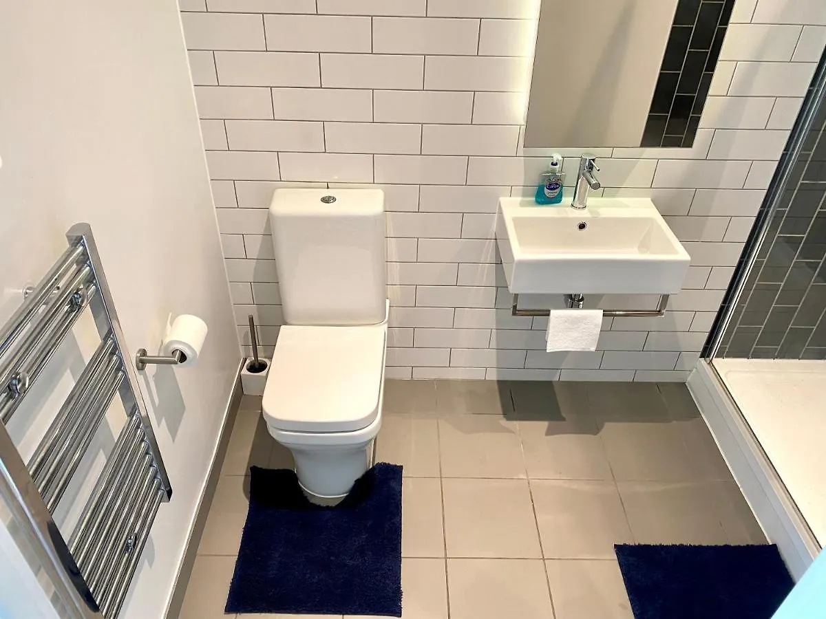 Md Apartments : Stunning 2 Bedroom 2 Bath Apartment - Royal Docks London