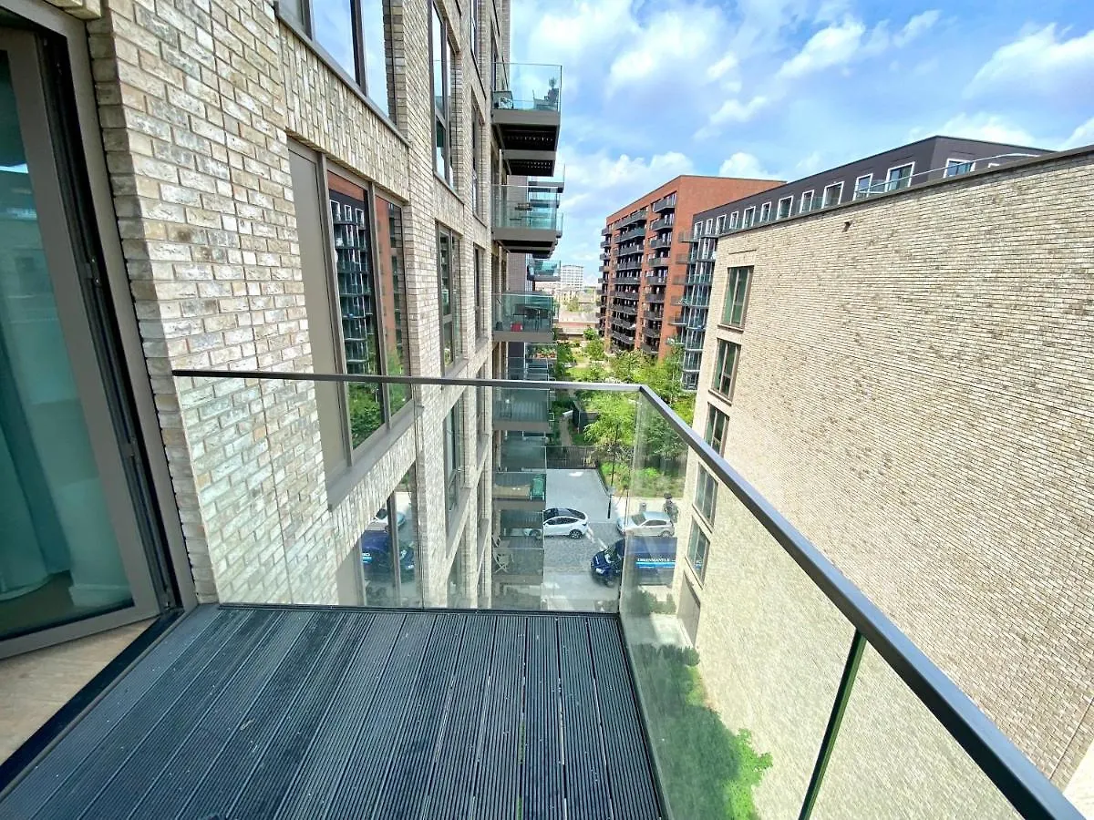 Md Apartments : Stunning 2 Bedroom 2 Bath Apartment - Royal Docks London