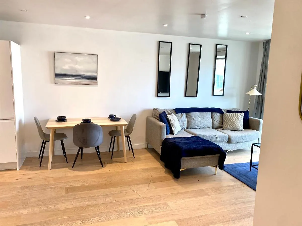 Md Apartments : Stunning 2 Bedroom 2 Bath Apartment - Royal Docks London 0*,