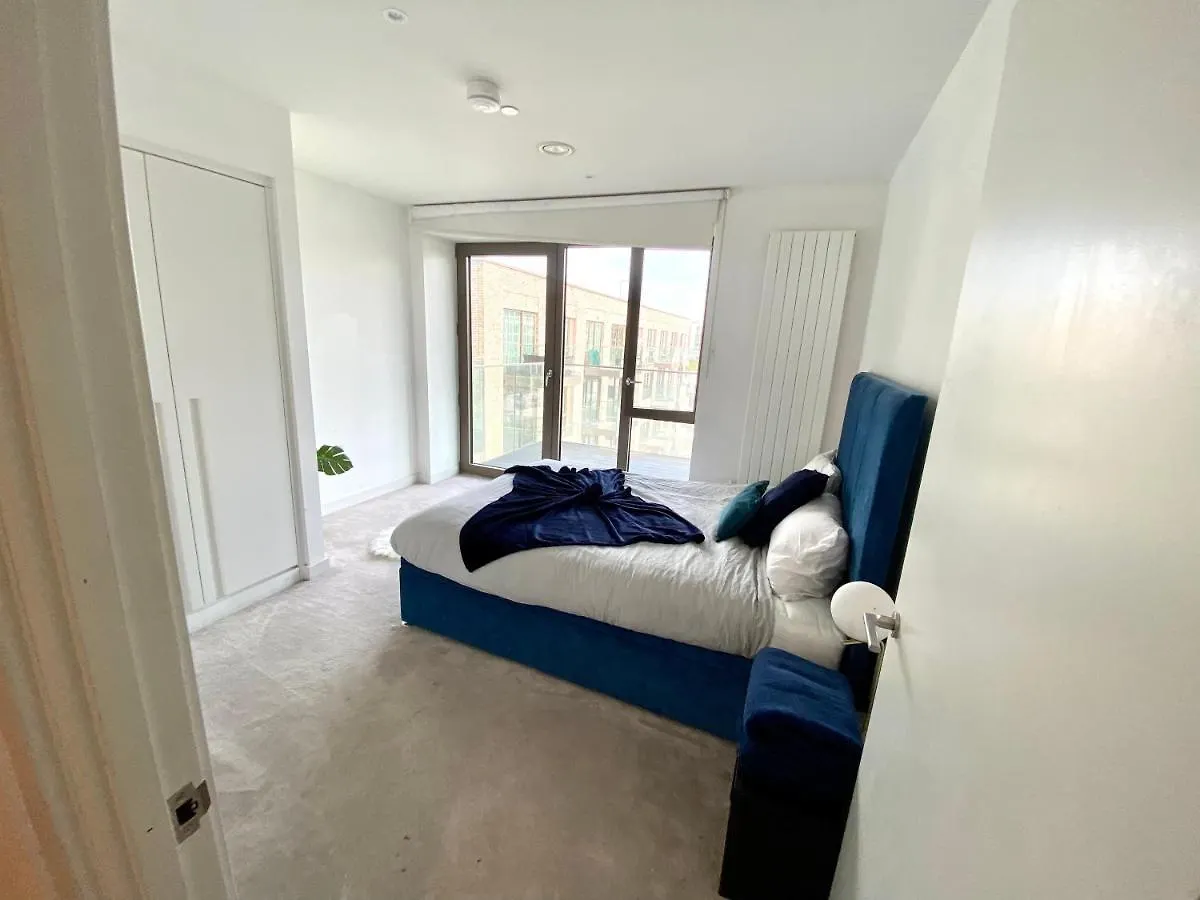 Md Apartments : Stunning 2 Bedroom 2 Bath Apartment - Royal Docks London