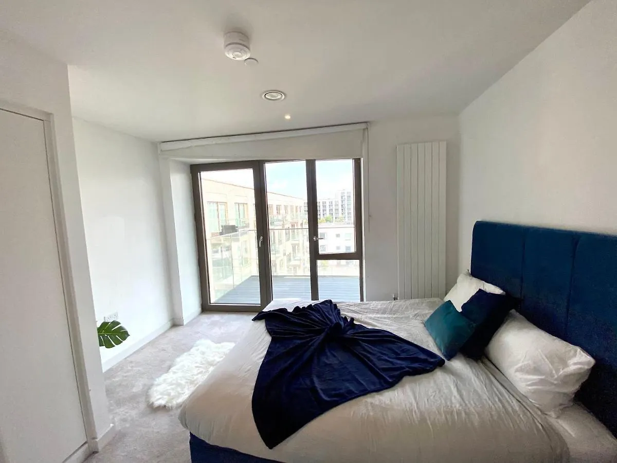 Md Apartments : Stunning 2 Bedroom 2 Bath Apartment - Royal Docks London