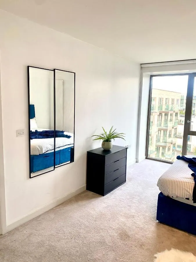 Md Apartments : Stunning 2 Bedroom 2 Bath Apartment - Royal Docks London