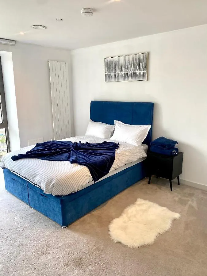 Md Apartments : Stunning 2 Bedroom 2 Bath Apartment - Royal Docks London