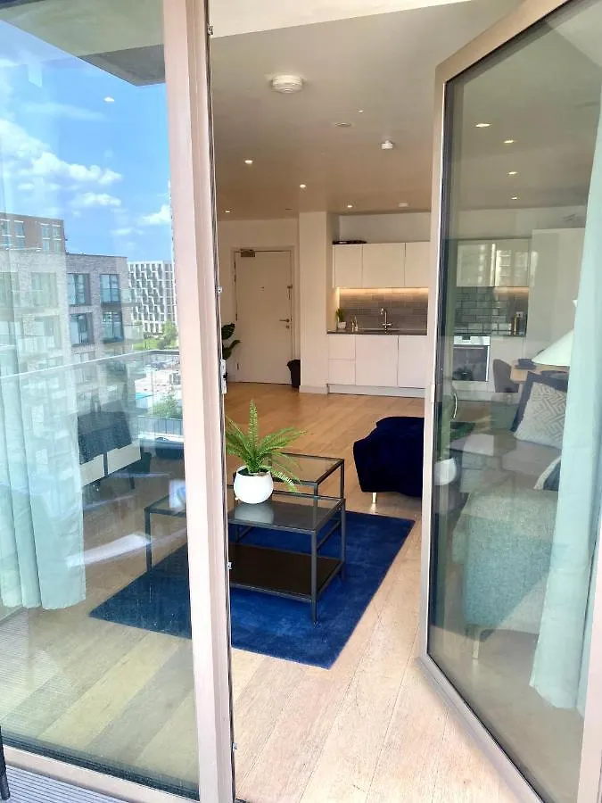 Md Apartments : Stunning 2 Bedroom 2 Bath Apartment - Royal Docks London