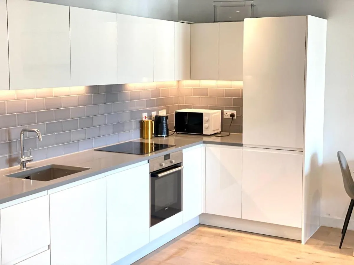 Md Apartments : Stunning 2 Bedroom 2 Bath Apartment - Royal Docks London United Kingdom