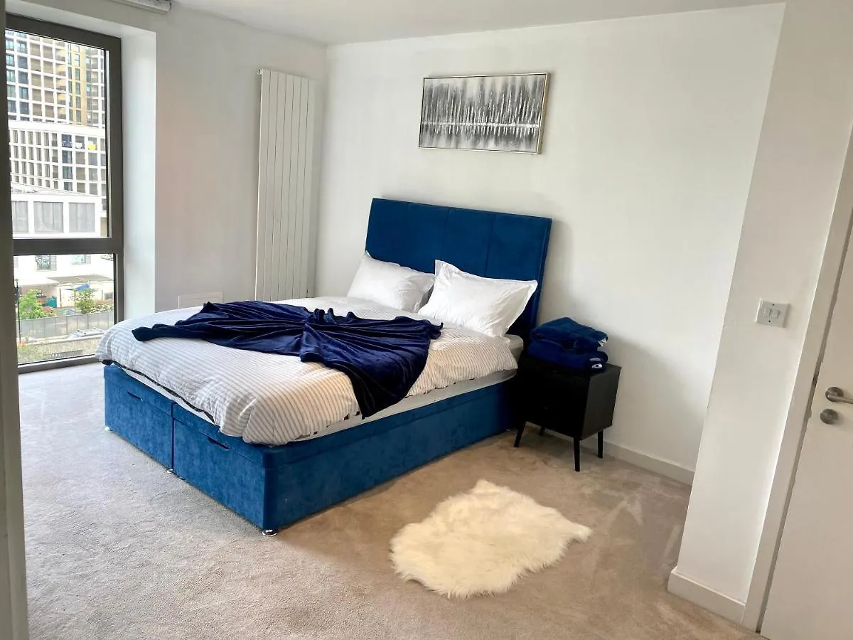 Md Apartments : Stunning 2 Bedroom 2 Bath Apartment - Royal Docks London United Kingdom
