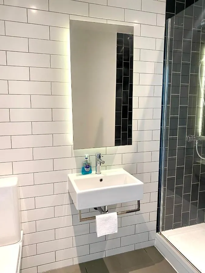 Md Apartments : Stunning 2 Bedroom 2 Bath Apartment - Royal Docks London